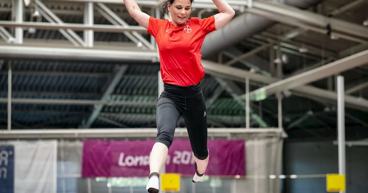 Annalena Baerbock auf dem Trampolin bei Bayer