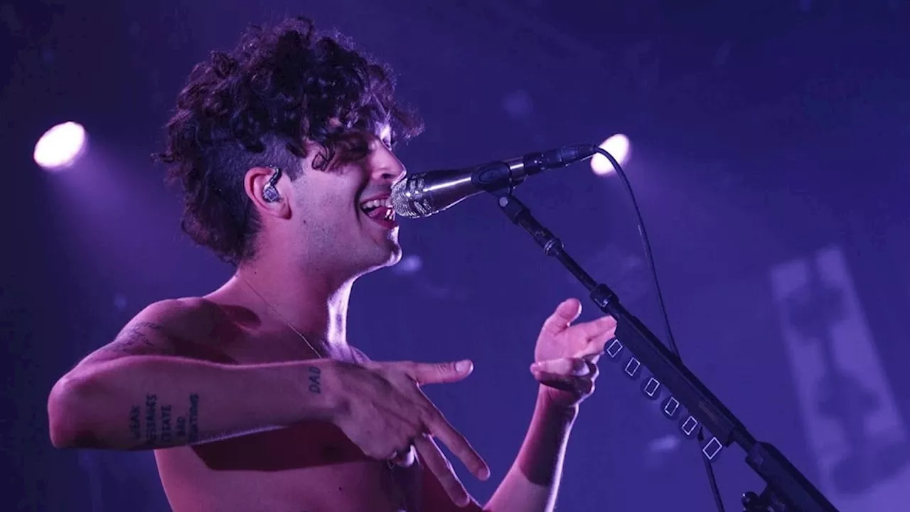 Maleisisch festival klaagt The 1975 aan na zoen Matty Healy