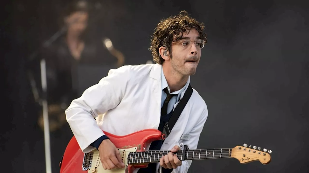 The 1975 aangeklaagd door Maleisisch festival na zoen Matty Healy