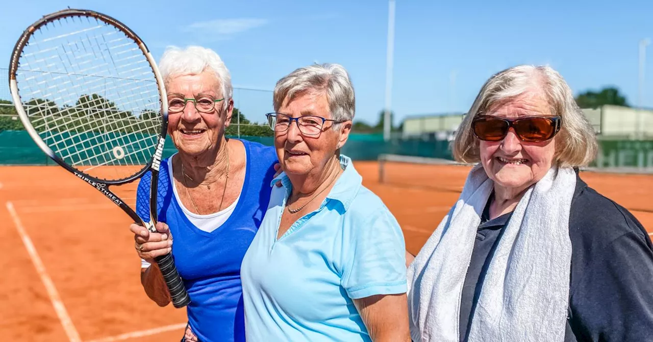 Deze tachtigers tennissen nog fanatiek: 'Maar het is ook een gemene sport'