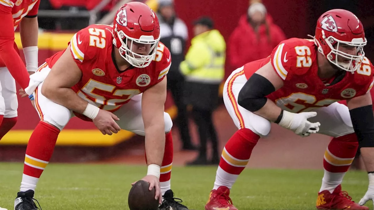 Creed Humphrey Excited to Have 'Big-Time Leader' Joe Thuney Back at KC Chiefs Camp