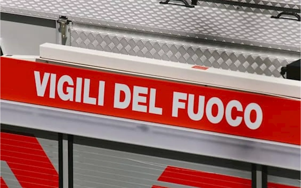 Incendio sul Vesuvio, colonna di fumo nero visibile anche da Napoli