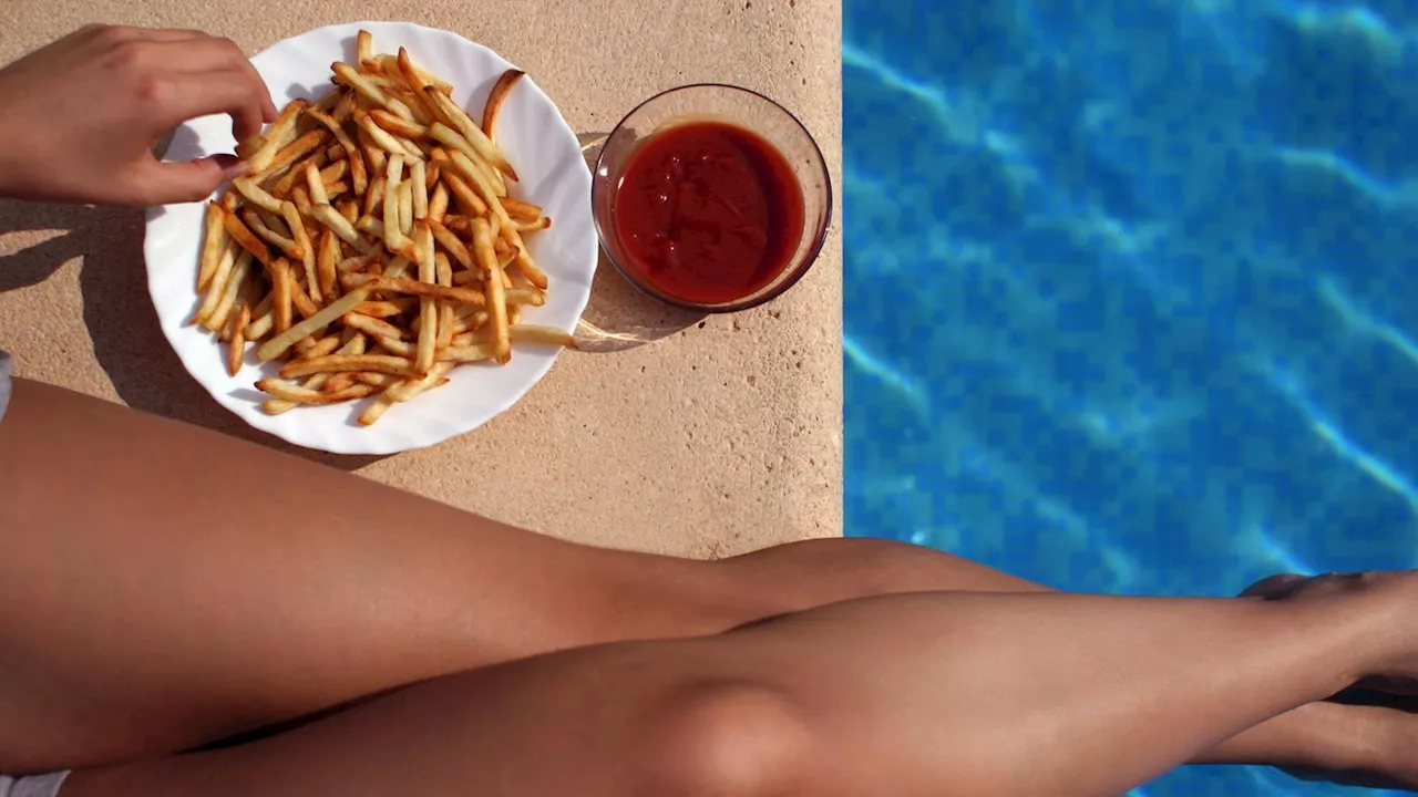 Schwimmen nach dem Essen: Darf man mit vollem Magen nicht ins Wasser?