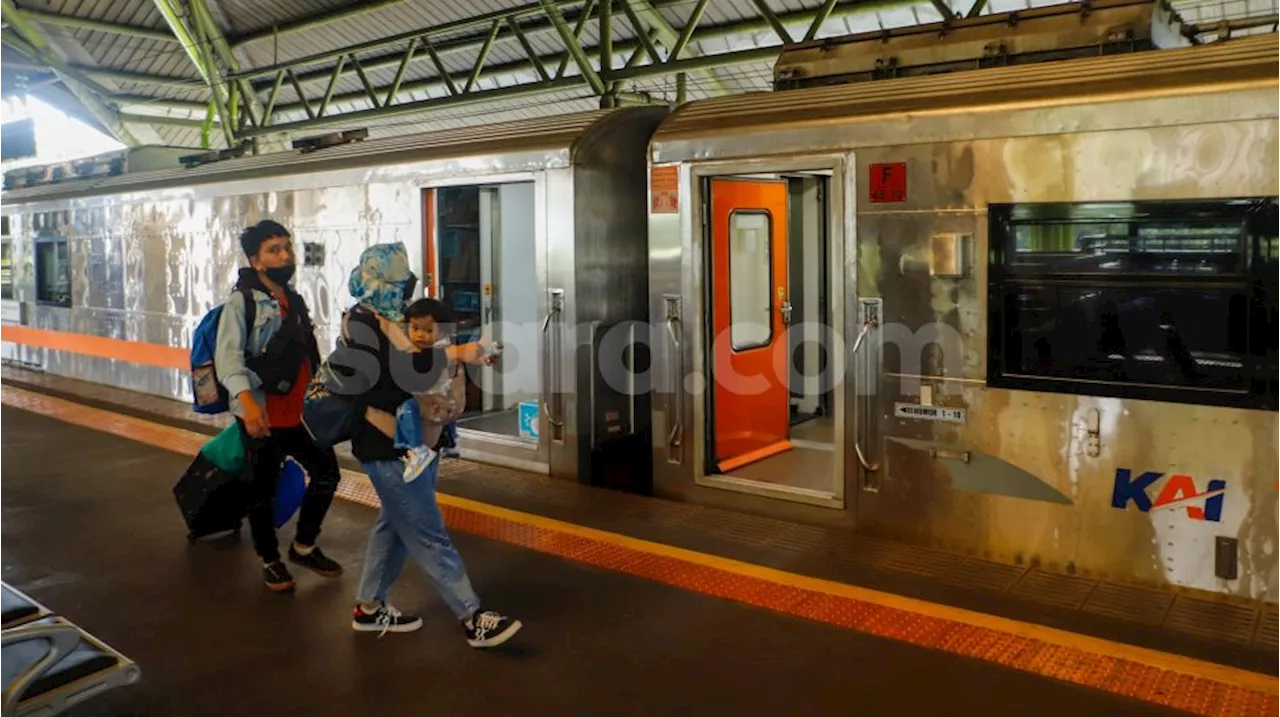 Sopir Angkot Demo di Balkot, KAI Alihkan 10 Perjalanan KA di Stasiun Gambir ke Jatinegara