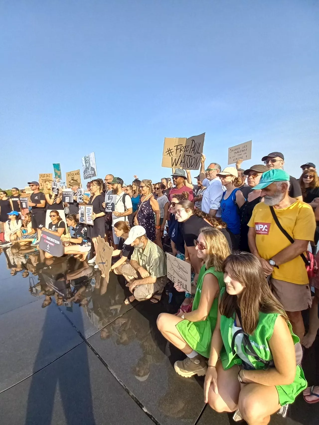 Bordeaux : les soutiens à Paul Watson se sont rassemblés au miroir d’eau