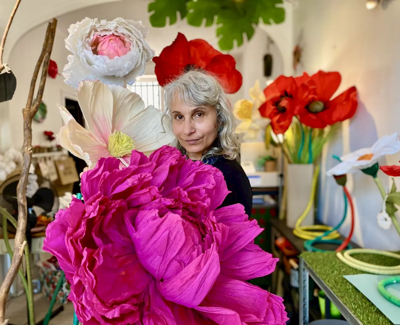 Elle fabrique des fleurs éternelles de deux mètres de haut dans son atelier à Villeneuve-sur-Lot