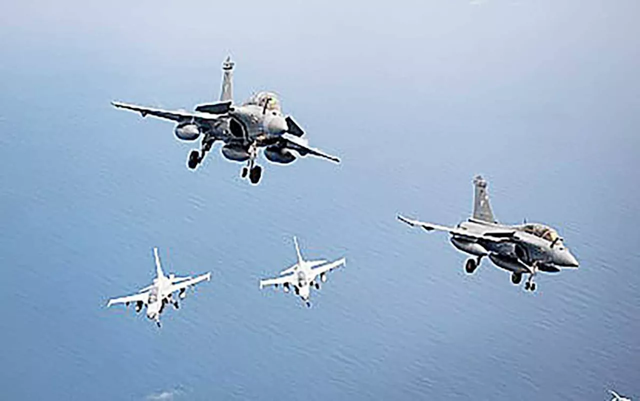 PH, French pilots conduct basic fighter maneuvers