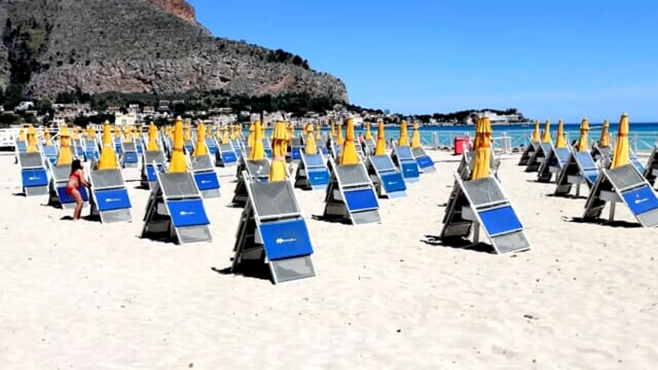 Lo sciopero degli stabilimenti balneari ad agosto: ombrelloni chiusi per tre giorni