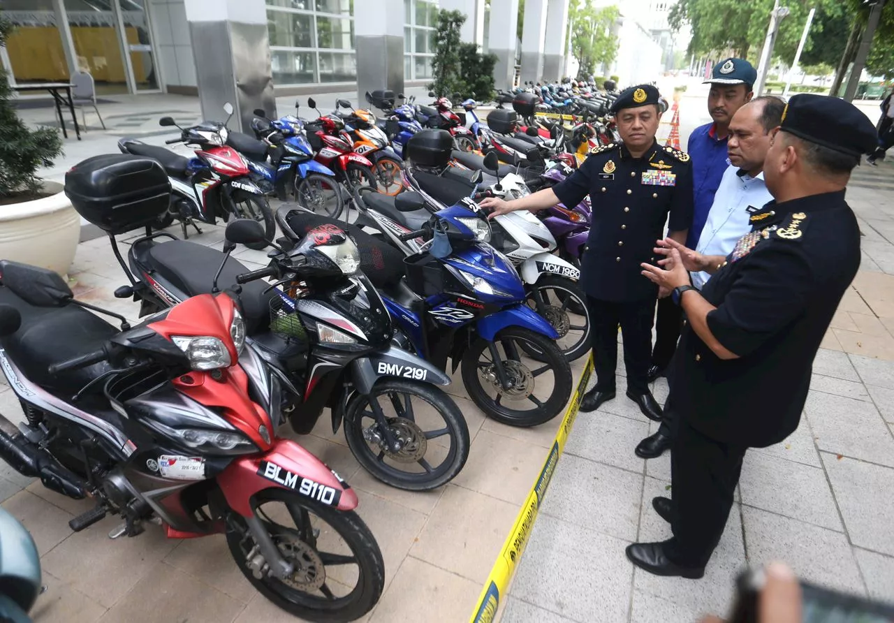 Kanak-kanak pandu kereta: JPJ panggil ibu bapa bantu siasatan