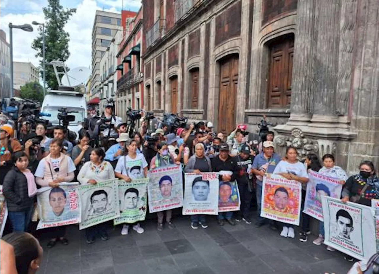 Padres de Ayotzinapa, decepcionados con AMLO por su defensa al Ejército