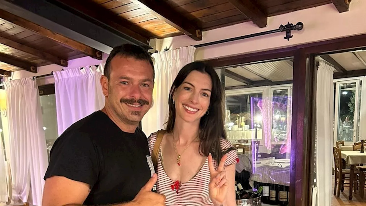 Anne Hathaway in vacanza in Maremma: «Ha prenotato con il nome Adam, ama la carbonara»