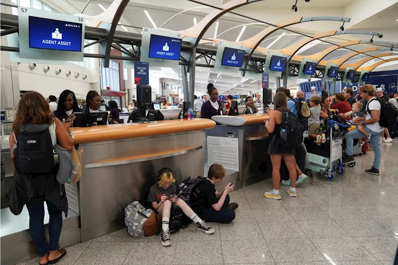 US warns airlines to follow passenger refund obligations