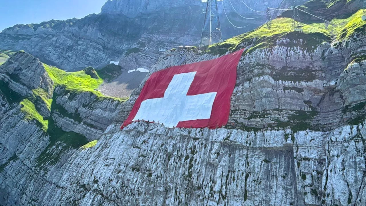 Säntis: Grösste Schweizerflagge der Welt wird entrollt