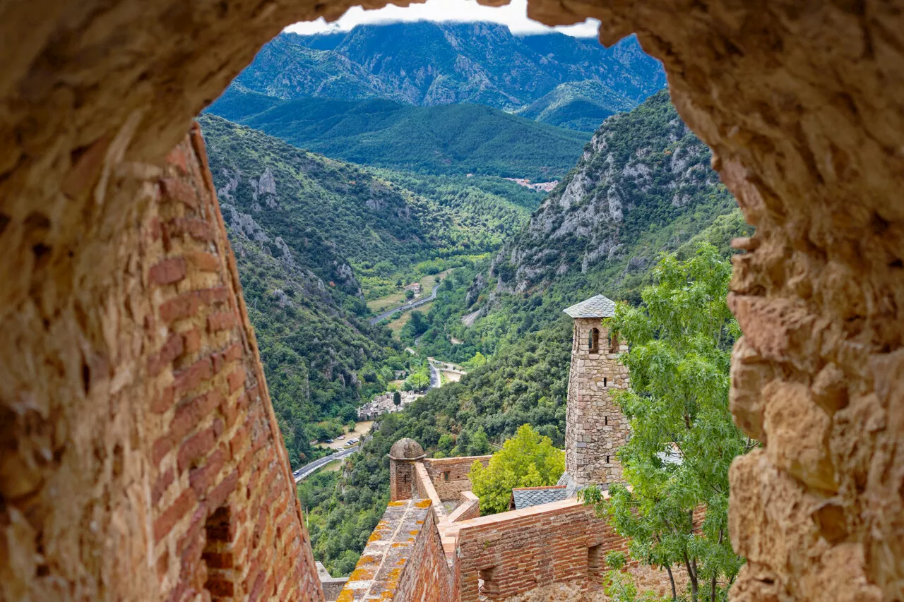 Dans les Pyrénées-Orientales, le plus long souterrain du monde relie ces sites d'exception