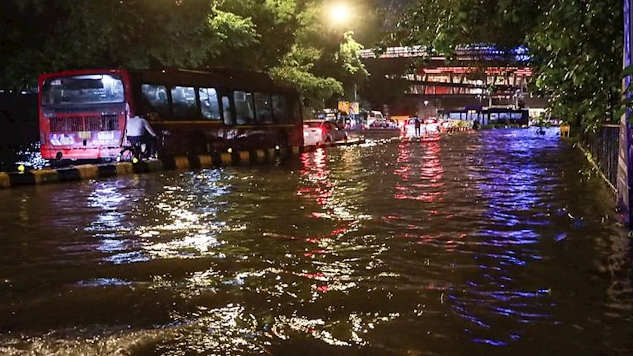 Delhi Rain : भारी बारिश में फिर पानी-पानी हुई दिल्ली, सड़कें बनीं तालाब; तस्वीरें बताएंगी राजधानी का हाल