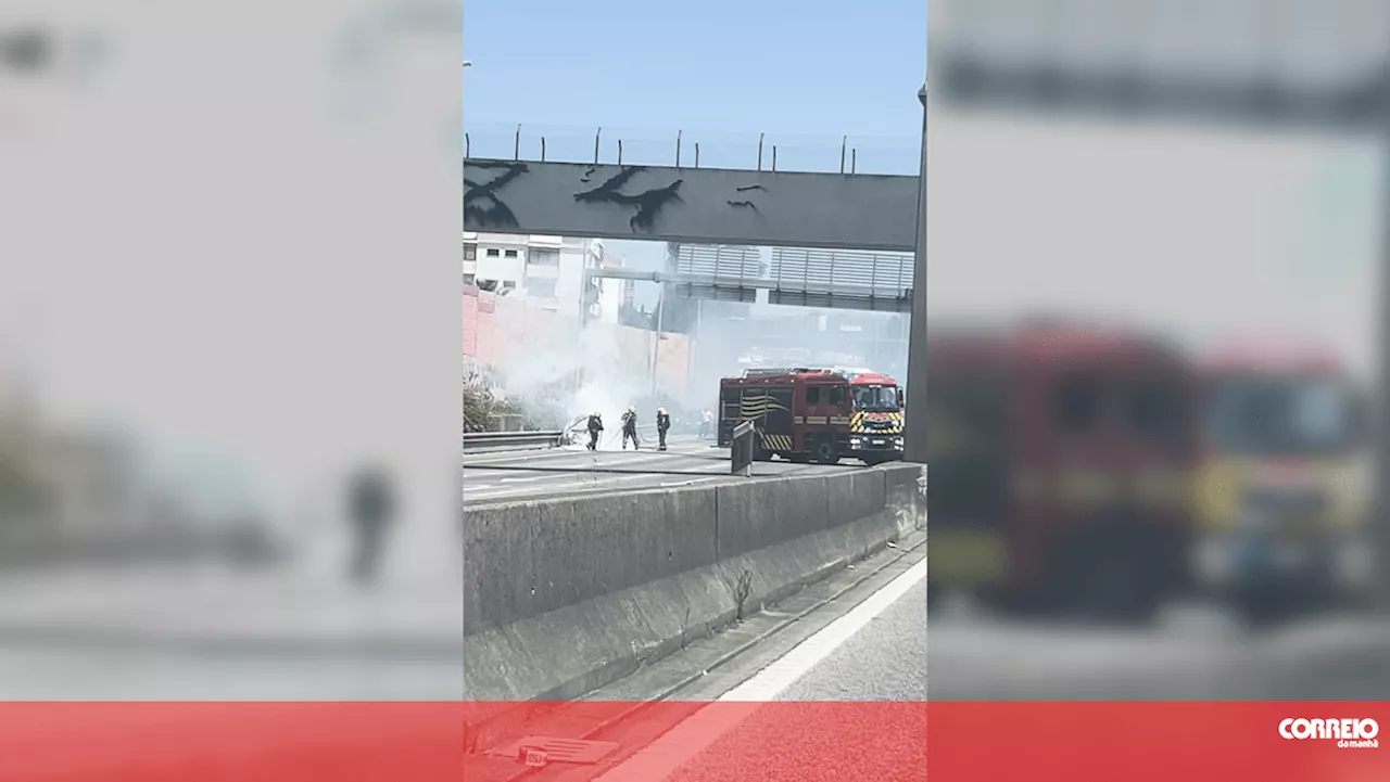 Carro arde no IC19 e corta trânsito no Cacém, sentido Lisboa-Sintra