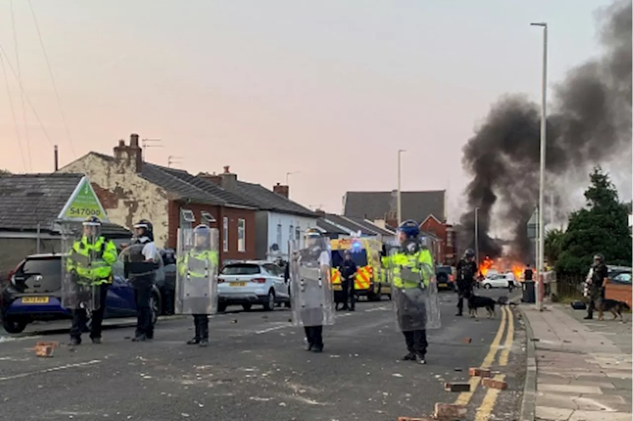 Angleterre: violents affrontements entre policiers et manifestants après une attaque au couteau