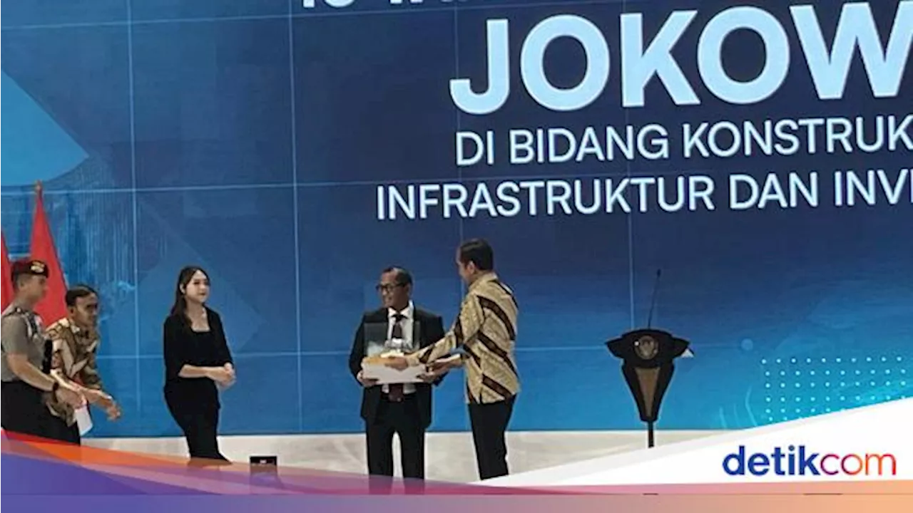 Dapat Topi Baja, Jokowi Dinobatkan Jadi Bapak Konstruksi Indonesia