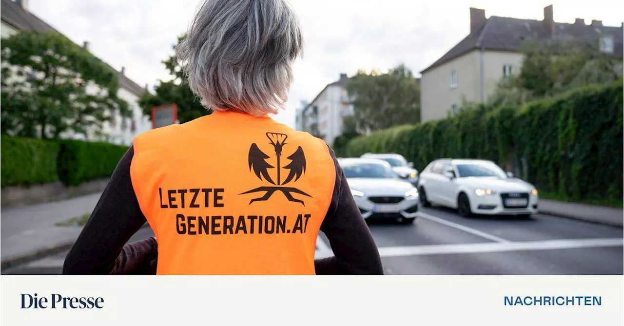 Auto fährt in Linz in eine Gruppe von Klimaaktivisten