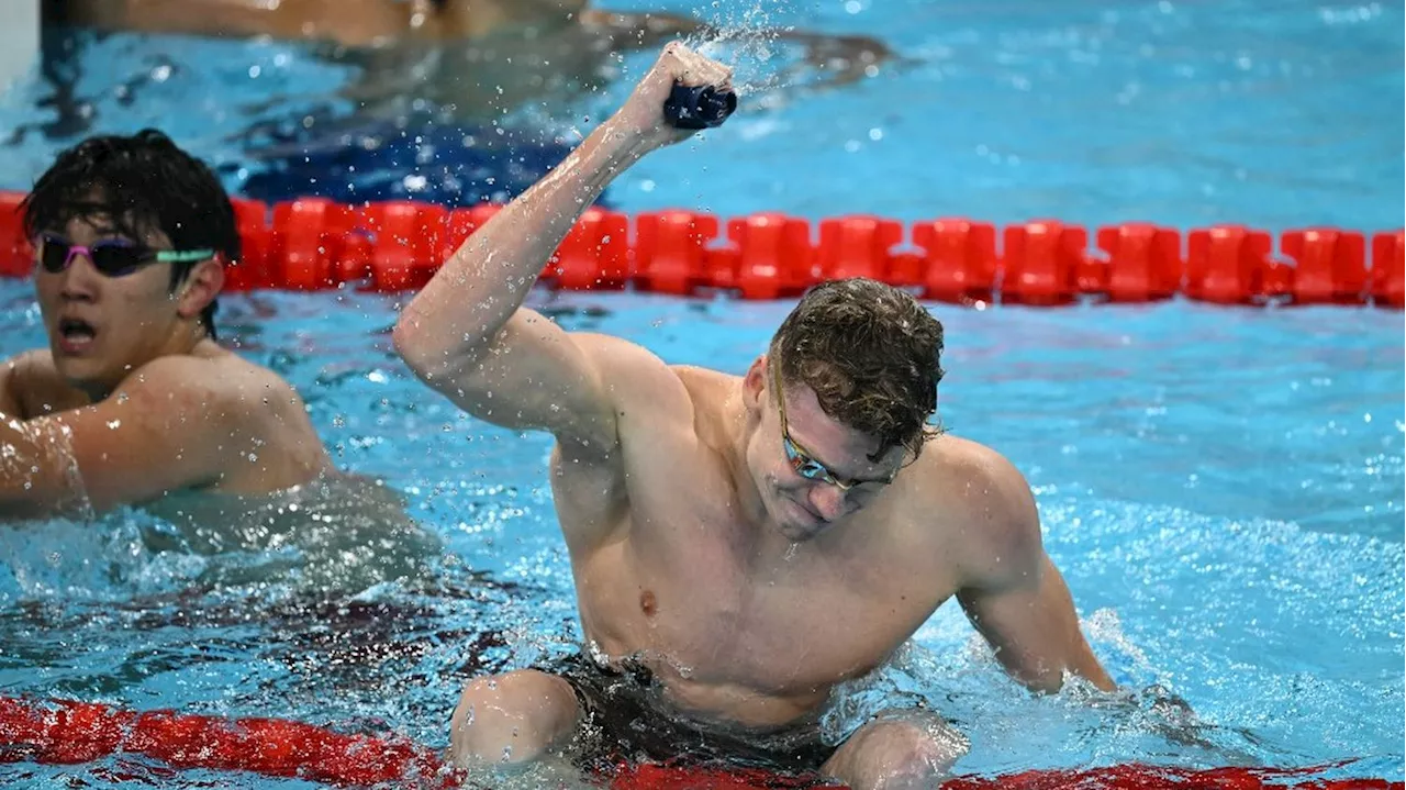 Léon Marchand réalise un incroyable doublé olympique en une soirée et rafle l'or sur 200 m brasse, deux heures