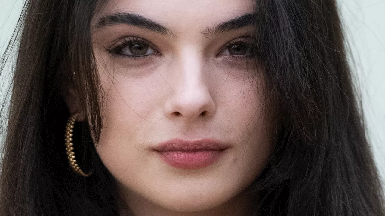 Deva Cassel renversante en robe transparente et petite culotte apparente, elle marche dans les pas de sa mère, Monica Bellucci