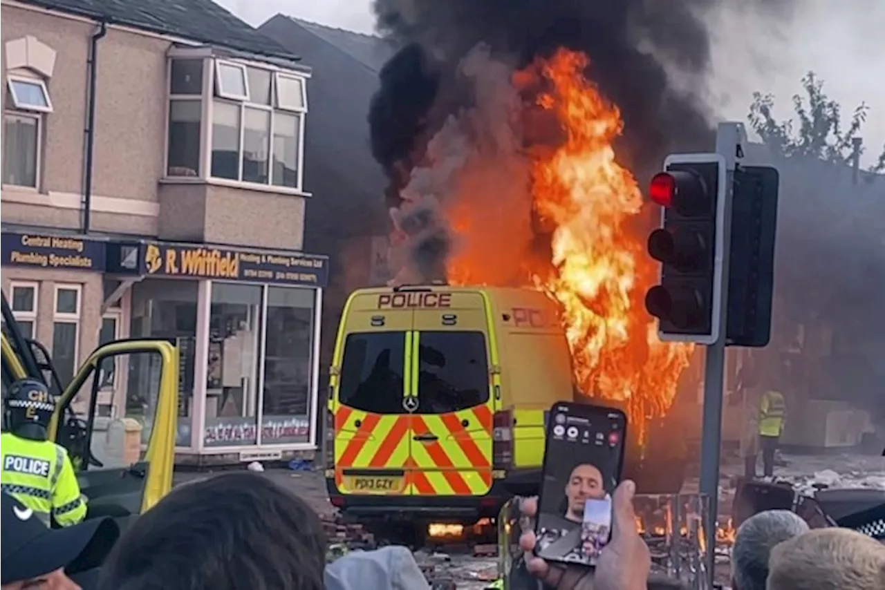 Rellen aan moskee in Southport na valse geruchten over verdachte van mesaanval