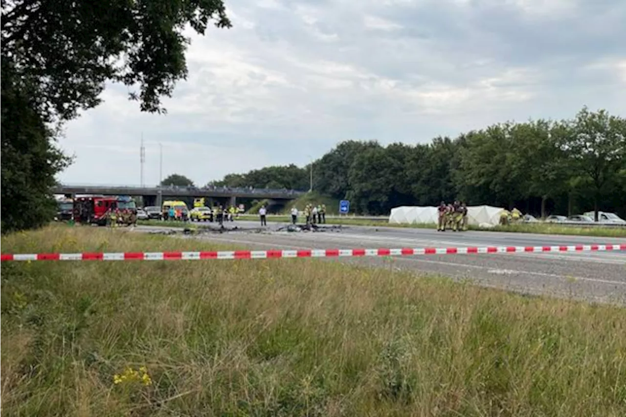 Vliegtuigje neergestort op Nederlandse snelweg nabij Rucphen: piloot overleden