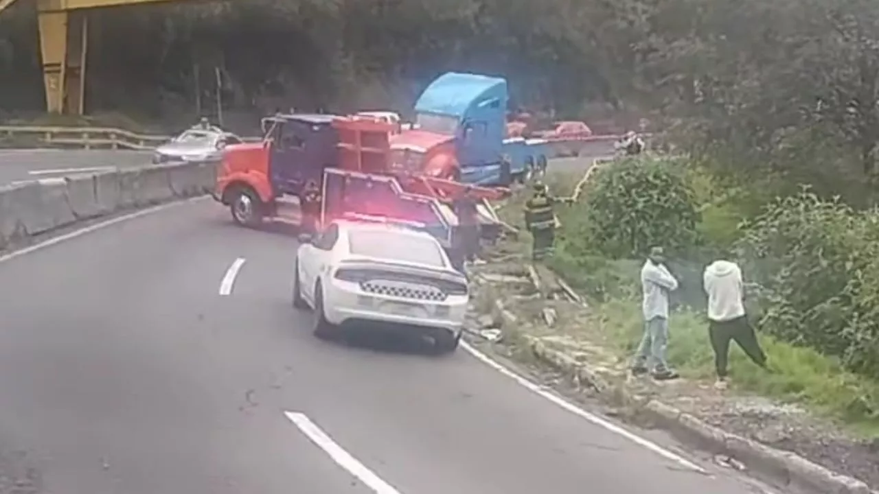 Camioneta pierde el control y cae a barranco en la carretera México-Toluca