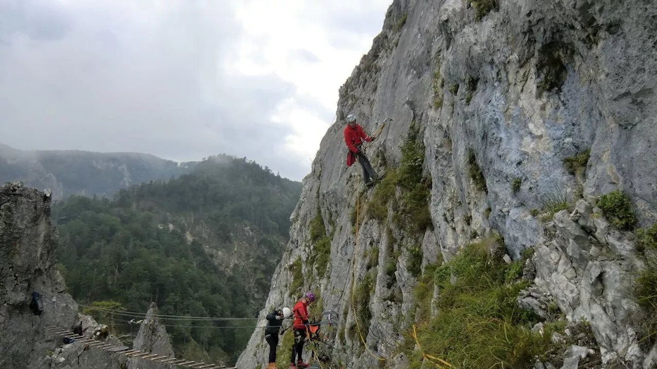  Mann stürzt vor Augen von Freundin 200 Meter in Tod