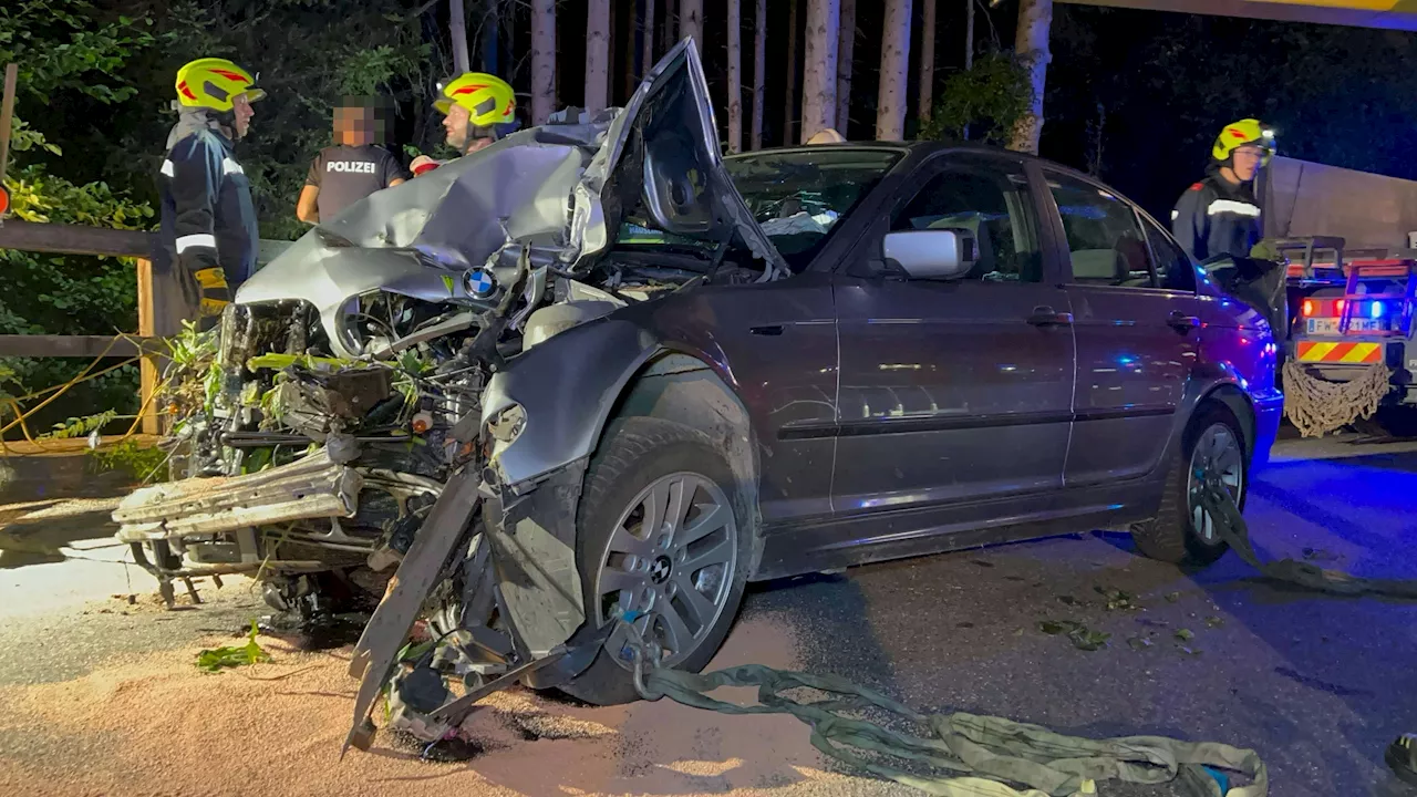  Schwerer Crash in NÖ! BMW donnert gegen Brückengeländer