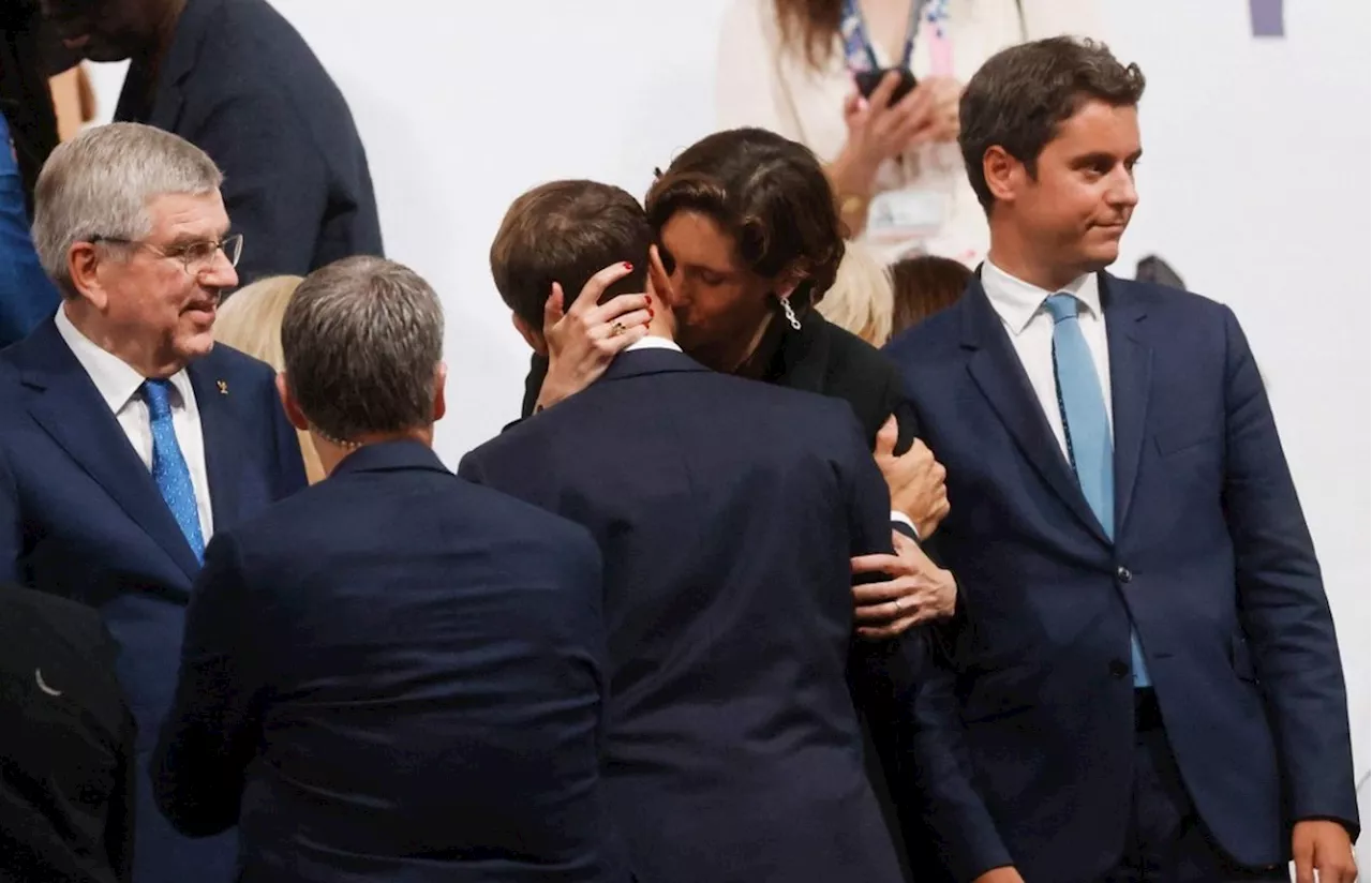 Beijo da ministra do Esporte da França em Macron viraliza: 'Indecente'