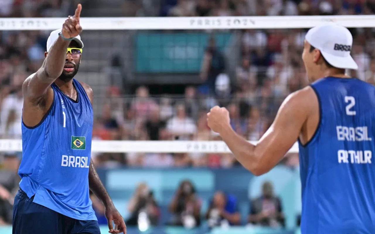 Arthur e Evandro atropelam dupla canadense e avançam às oitavas no vôlei de praia