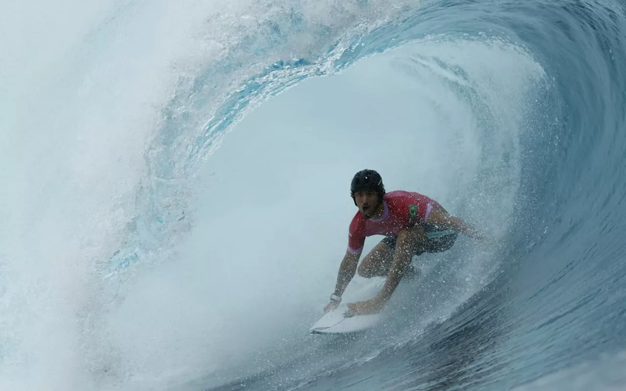 Entenda o motivo dos surfistas usarem capacete para competir nos Jogos de Paris