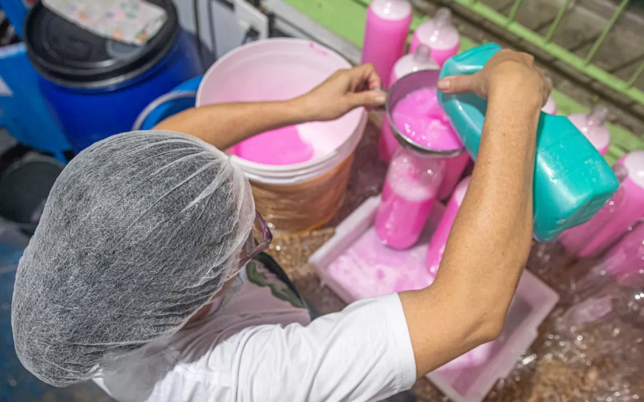 Projeto na Rocinha transforma óleo de cozinha usado em produtos de limpeza para venda