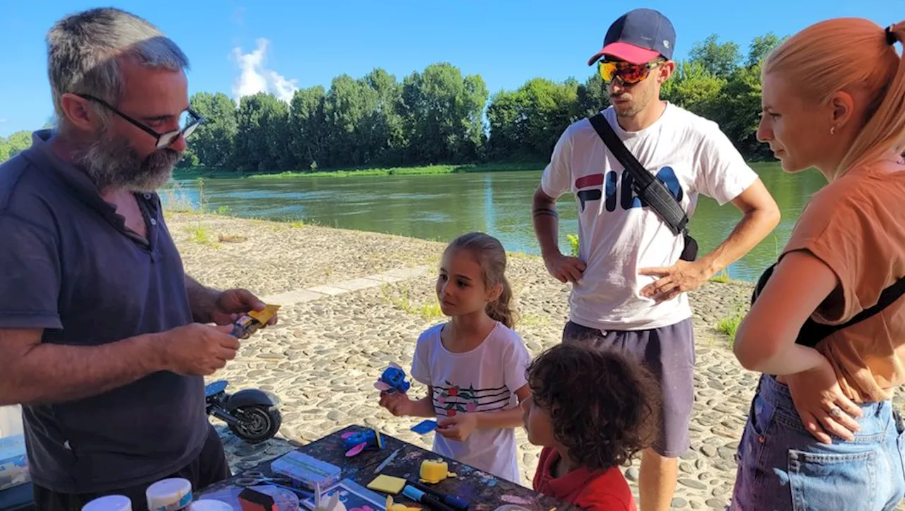 David, artiste sans-abri, installe son radeau château en bord de Garonne