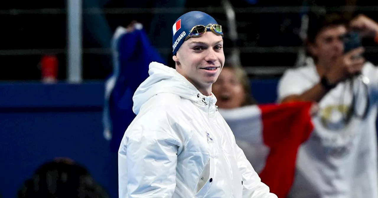  Natation : pourquoi Léon Marchand et les nageurs se présentent-ils avec une doudoune avant une course ?