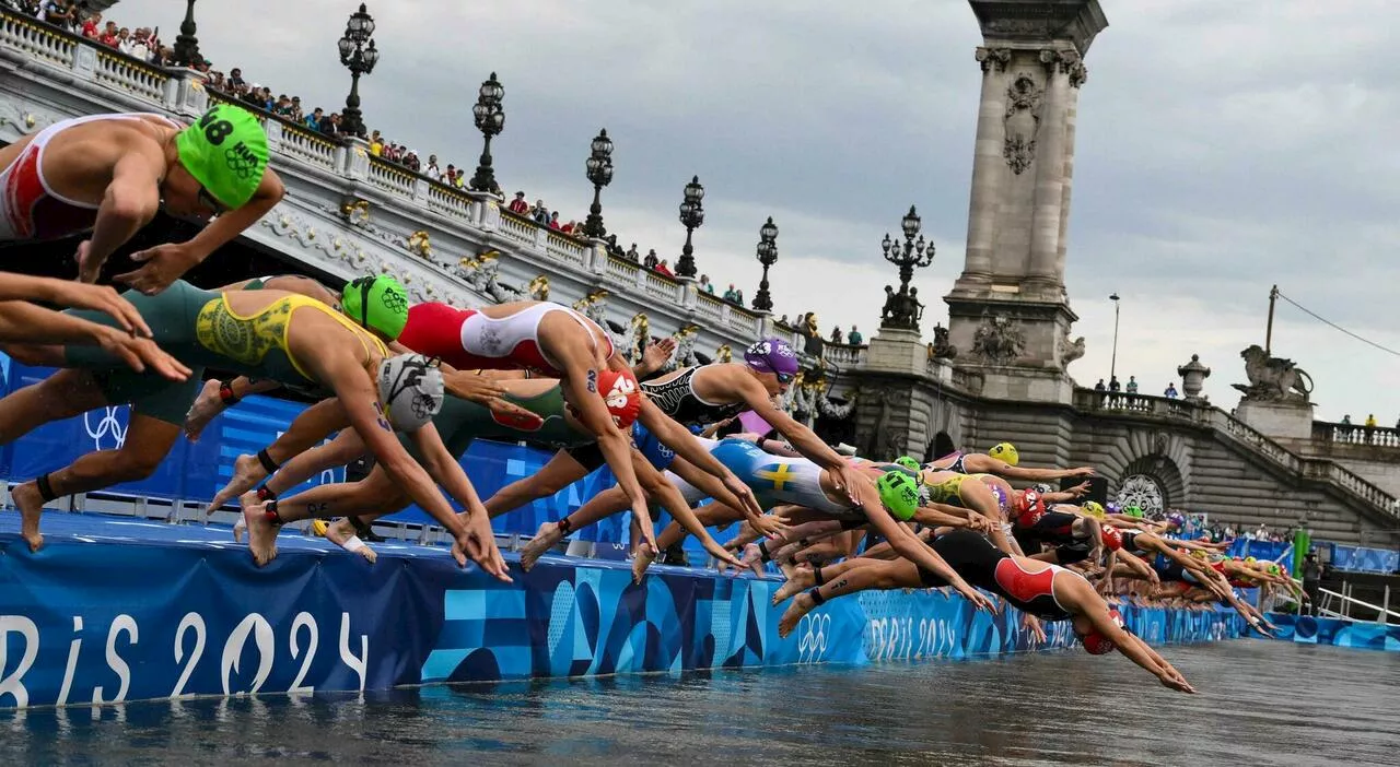 Olimpiadi 2024, ok per le gare di triathlon nella Senna. Il primo tuffo delle atlete tra gli applausi e la gio