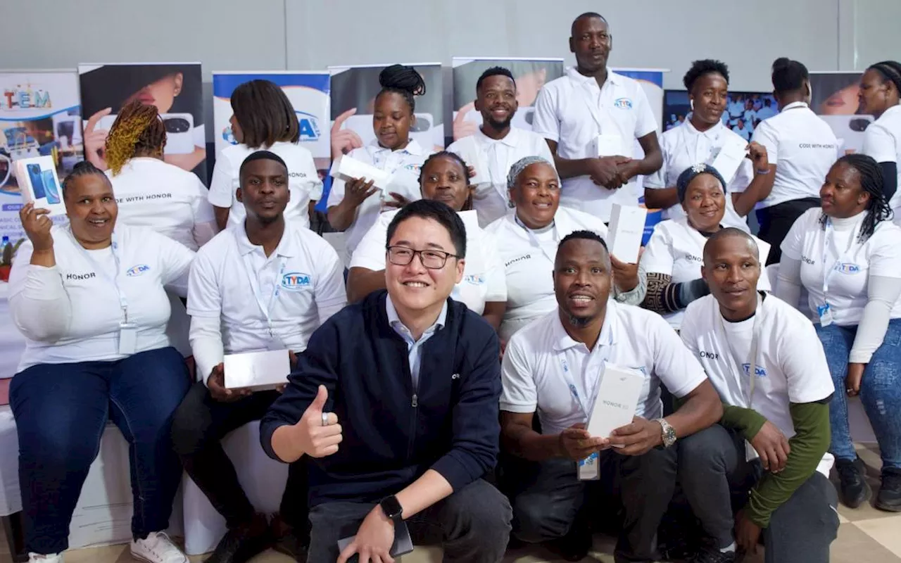 HONOR Technologies Africa donates R300 000 worth of devices to Technology Youth Development Agency