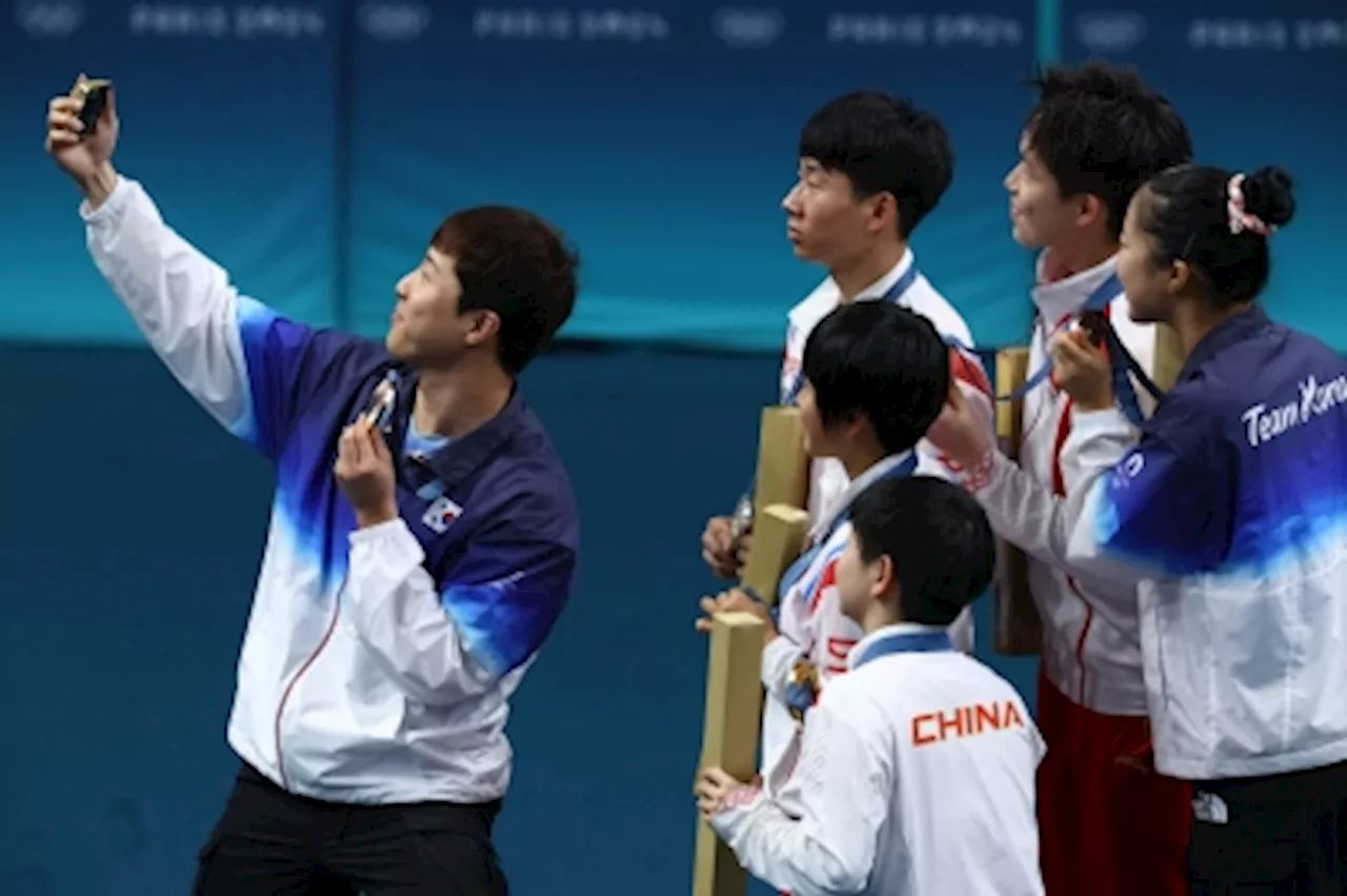 Olympic podium selfie of North and South Korean players goes viral, in rare moment of unity