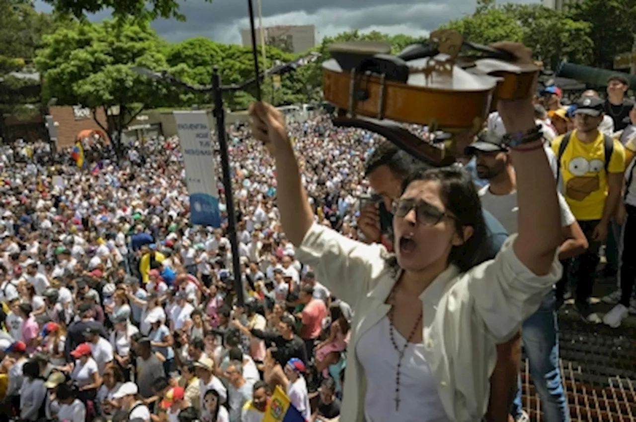 ‘We are not afraid!’: Thousands of Venezuelans continue protest against Maduro’s reelection, with 11 dead so far