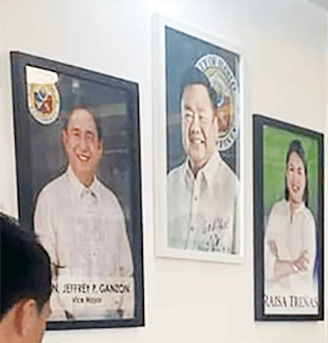 Iloilo City solon’s official portraits removed, replaced with daughter of mayor