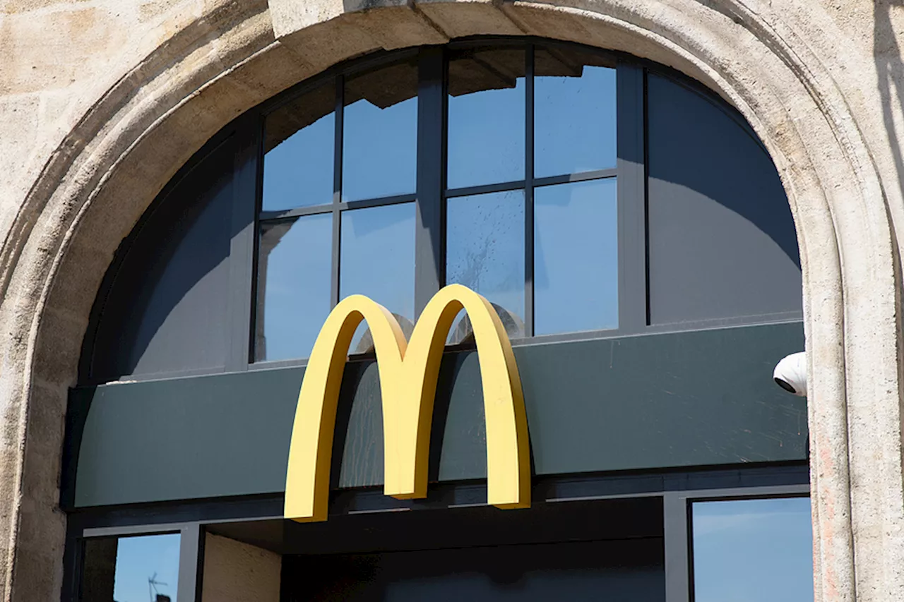 Exhiben a empleado de McDonald’s usando producto “caducado”