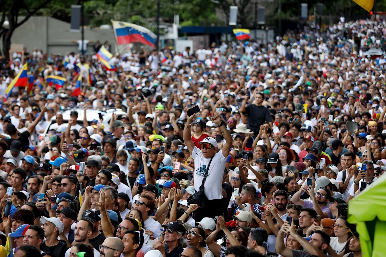 Venezuelas Opposition erhöht Druck - Militär stützt Maduro