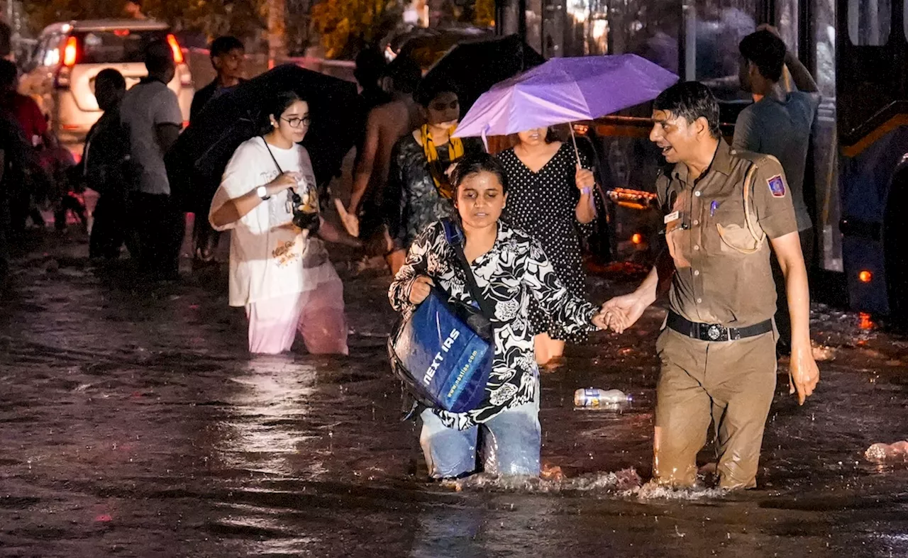 भारी बारिश से दिल्&zwj;ली बेहाल, तस्&zwj;वीरों में देखिए देश की राजधानी का हाल