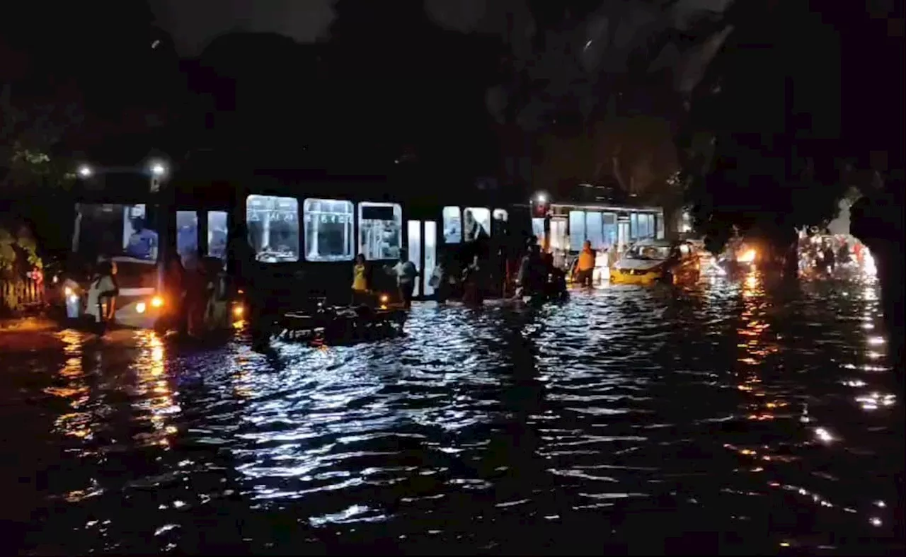 Delhi Rain LIVE Updates : भारी बारिश से दिल्ली-NCR जाम, IMD का रेड अलर्ट; फ्लाइटें डायवर्ट