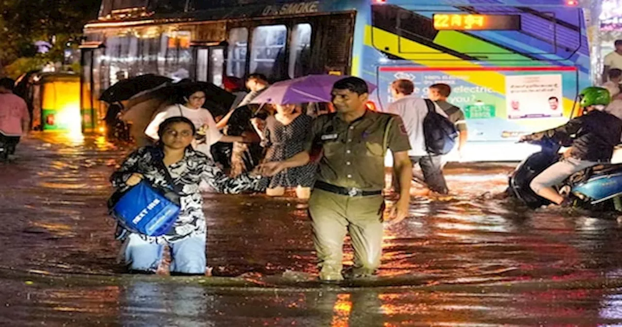 Delhi Rain Updates: भारी बारिश से दिल्ली-NCR बेहाल, कहीं उखड़े पेड़ तो कहीं गिरी इमारत