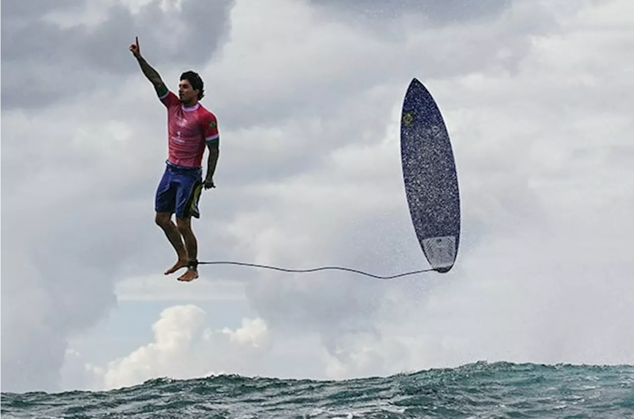 The perfect surfing photograph that has gone viral at Paris Olympics