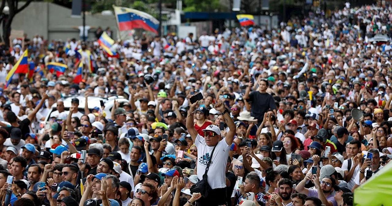 Venezuelas Opposition erhöht Druck - Militär stützt Maduro