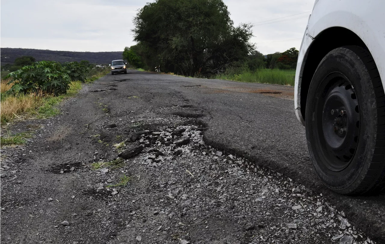 Entre lodo, baches y agua, lluvias dejan caminos intransitables en Guanajuato