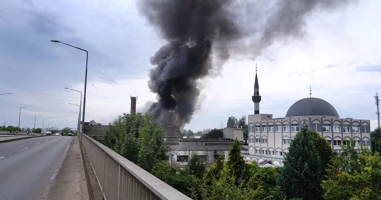 Feuer in Autowerkstatt in Ratingen: Verkehrsbeeinträchtigungen durch Löscheinsatz